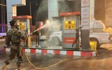 گزارش تصویری/ضدعفونی کردن خودروهای جاده لار, پمپ بنزین و محله محمدآباد توسط دلاورمردان گردان۴۰۱ ابوذر