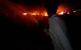 مهار آتش در ارتفاعات اطراف شهر دوزه با کمک خودروی سازمان آتش نشانی  توسط  بسیجیان